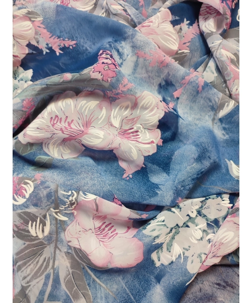 Delikatna tkanina szyfon - pastelowe kwiaty na niebieskim tle